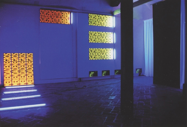 Merienda de Negros Serigrafía en tintas fluorescentes sobre PVC Medida de los módulos 35 x 140 cm 2003 Encuentros de Gráfica, Ciudadela 2003