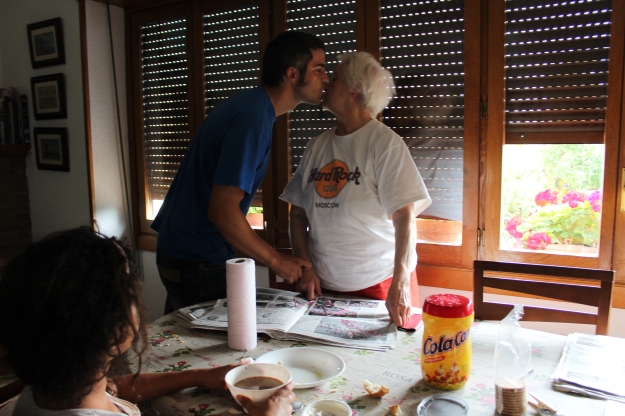 Mamá y Jabier dandose un beso coloquial, 2015